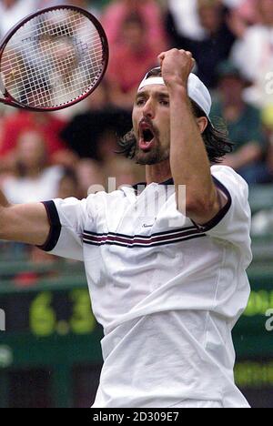 Aucune utilisation commerciale. Le croate Goran Ivanisevic célèbre la victoire sur Paul Haarhuis des pays-Bas, dans leur match aux championnats de tennis de Wimbledon 1999. Banque D'Images