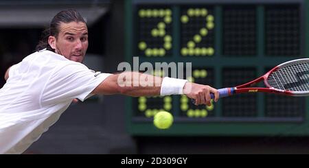 Pas d'utilisation commerciale: Patrick Raaprès (Australie) en action pendant son match contre l'Allemand Boris Becker (Allemagne) aux Championnats de tennis de Wimbledon. Banque D'Images