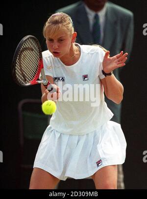 Aucune utilisation commerciale. Jelena Dokic, de l'Australie, en action lors de son match contre Alexandra Stevenson, des États-Unis, aux championnats de tennis de Wimbledon 1999. Banque D'Images