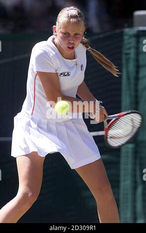 Pas d'utilisation commerciale: Jelena Dokic, de l'Australie, en action contre Alexandra Stevenson, des États-Unis, lors de leur quart de finale de match à Wimbledon. Stevenson défait Dokic 6-3, (1-6), 6-3. Banque D'Images