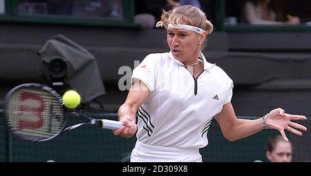 Pas d'utilisation commerciale: Steffi Graf en Allemagne en action contre Lindsay Davenport en Amérique lors de la finale des célibataires des dames à Wimbledon. Banque D'Images