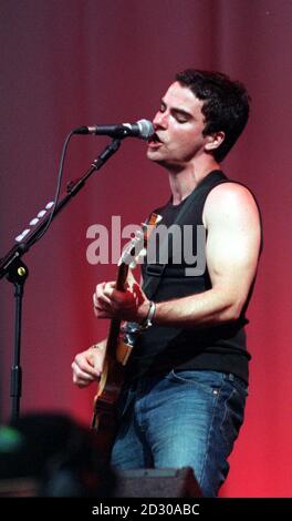 Kelly Jones, chanteuse et guitariste en chef du trio pop galloise The Stereophonics, se présentant sur scène au festival de musique T in the Park à Kinross, Édimbourg. Banque D'Images