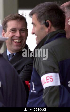 HRH Prince Andrew, le Duc de York discute avec un officiel de parcours pendant la troisième journée du championnat de golf ouvert britannique 1999 à Carnoustie, en Écosse. Banque D'Images