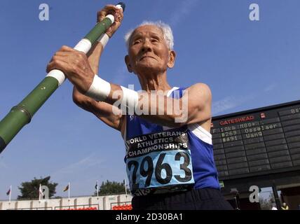 Pole vaulter Kumazo Kafhiwada de Miyazaki, Japon avec son mât de pousse en bambou, prenant part aux Jeux internationaux des anciens combattants au stade Monkton à Jarrow, au sud de Tyneside, le mardi 3 août 1999. Banque D'Images