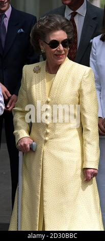 La princesse Margaret à l'extérieur de Clarence House à Londres aujourd'hui (mercredi 4 1999 août) pour aider à célébrer le quatre-vingt-dix-neuvième anniversaire de sa mère (la reine mère). * la princesse Margaret a fait une rare apparition publique après son accident en mars quand elle a gravement brûlé son alimentation en vacances sur Mustique dans les Caraïbes. Banque D'Images