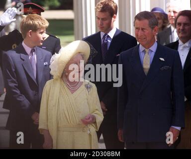 La Reine mère avec le prince harry (à gauche), le prince William (au centre) et le prince de Galles, tout en se présentant en public pour ses célébrations du quatre-vingt-dix-neuvième anniversaire. Banque D'Images