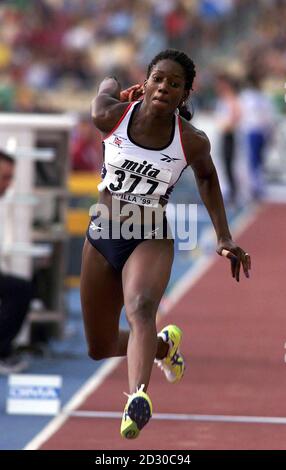 Ashia Hansen en action en Grande-Bretagne lors de la Triple Jump final à Séville aux 7e championnats mondiaux d'athlétisme de l'IAAF. 24/03/00 : appel à l'information de la police après que le petit ami blanc de Hansen a été poignardé dans une attaque raciste, il est apparu aujourd'hui. * Chris Cotter, 28 ans, gardait sa voiture à Aston Croft, Erdington, Birmingham vers 21 heures le mardi 03/00 lorsqu'il a été approché par un homme qui a fait des commentaires racistes sur Mme Hansen, a déclaré la police des West Midlands. Un groupe de trois ou quatre autres hommes s'est ensuite approché de derrière lui et il a été poignardé trois fois dans le dos et écrasé à travers les ancêtres Banque D'Images