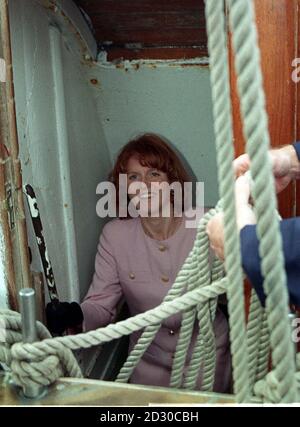 La duchesse de York allant sous les ponts à bord du navire d'entraînement, Sir Winston Churchill lors de sa visite au quai Albert à Hull. Banque D'Images