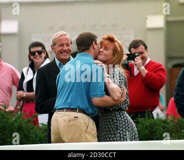 Le Duc de York donne un baiser à sa femme au club de golf de Wentworth où il a participé à un tournoi pro-Am Golf en faveur de l'association de maladies du motoneurone dont la duchesse de York est présidente. Banque D'Images