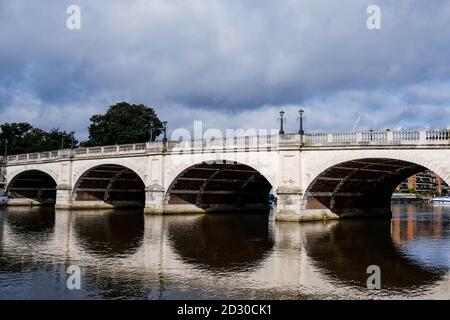 Londres, Royaume-Uni octobre 06 2020, Kingston Bridge Crossing the River Thames Banque D'Images