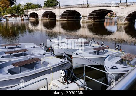 Londres, Royaume-Uni octobre 06 2020, Kingston Bridge Crossing the River Thames Banque D'Images