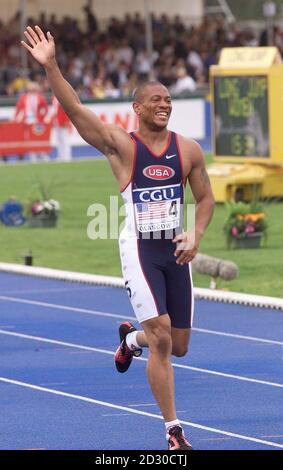 L'athlète américain Maurice Greene célèbre sa victoire dans la course de 100m à la rencontre GB v USA Athletics à Glasgow. Banque D'Images