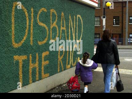 Graffiti sur un mur à Belfast Ouest indiquant ce qu'une section de la communauté aimerait voir dans le rapport Patten sur l'avenir de la RUC qui sera publié à Belfast le jeudi 8 septembre. Banque D'Images