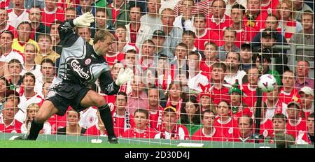 Cette image ne peut être utilisée que dans le contexte d'une fonction d'édition. Le gardien de but de Liverpool, Sander Westerveld, ne peut regarder que lorsque le ballon est à l'arrière du filet lors d'un match de football FA Premiership contre Manchester United à Anfield. Banque D'Images