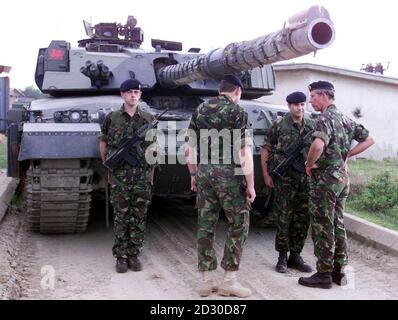 Le Prince de Galles, lors de sa visite d'une journée à la périphérie de Pristina, a inspecté un char Challenger des gardes dragons de la 1re Reine, avec le sergent-major régimentaire John Smith (au centre) et le caporal Chris Whitehead de Plymouth (à gauche). * le caporal de lance Stacey Rollings de Shropshire était également présent. Le prince a été témoin de première main du travail des casques bleus britanniques qui tentent de rétablir la paix et un certain degré de normalité dans la région. Banque D'Images