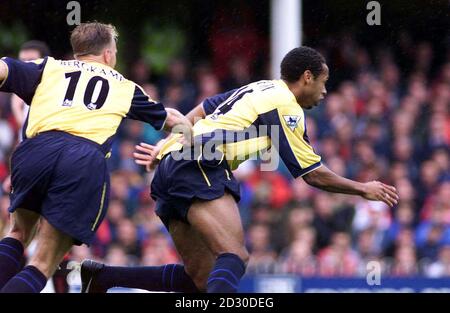 Cette image ne peut être utilisée que dans le contexte d'une fonction éditoriale. Thierry Henry (à droite) d'Arsenal célèbre son but contre Southampton avec son coéquipier Dennis Bergkamp lors d'un match de Premiership au Dell. Note finale : Southampton 0 Arsenal 1 Banque D'Images