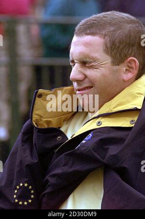 Joueur européen de Ryder Cup Sergio Garcia grimaces tout en mettant sur son dessus imperméable, au Country Club, Brookline, Massachussetts. Banque D'Images