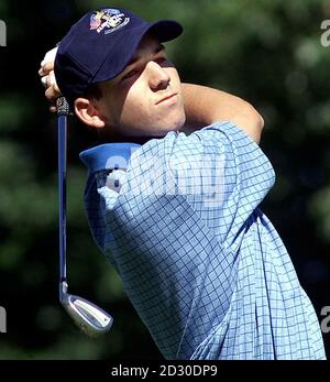 Le joueur européen de la Ryder Cup Sergio Garcia joue son deuxième au 10e vert, lors d'un tour d'entraînement au Country Club, Brookline, Massachusetts. Banque D'Images