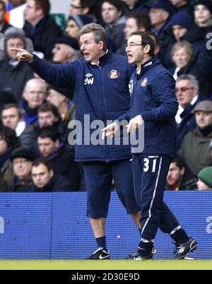 Martin O'Neill, directeur de Sunderland (à droite) et Steve Walford, premier entraîneur d'équipe, donnent des instructions sur la ligne de contact. Banque D'Images