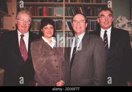 Les lauréats de South Shields (G-D) Michael Winley , Dianne Erskine, l'aumônier Ray Trudgett et Derek Scott ont assisté à l'assemblée générale annuelle de la Shipwrecked Fishermen and Mariners Royal Benevolent Society à Fishmongers Hall, Londres. * HRH la Princesse Royale a remis des prix aux héros de deux sauvetages en mer et à ceux qui ont donné un service distingué à la Société. Banque D'Images