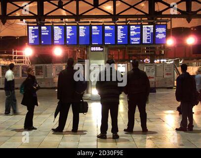 Les passagers vérifient les horaires des trains en début de matinée à la gare de Paddington à Londres alors que la gare a rouvert pour la première fois depuis l'accident de train d'octobre 5 qui a tué 30 personnes. Banque D'Images