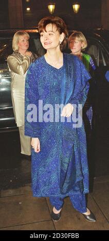 L'épouse du Premier ministre, Cherie Blair, portant Salwar Kameez, arrive à l'hôtel Grosvenor, à Londres, pour le tout premier Prix asiatique des femmes d'excellence. Banque D'Images