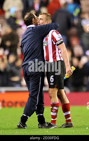 Martin O'Neill, directeur de Sunderland (à gauche), célèbre avec Lee Cattermole After le sifflet final Banque D'Images