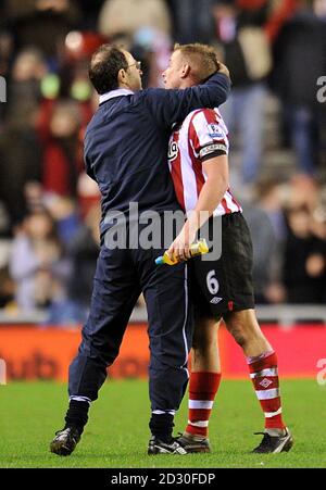 Martin O'Neill, directeur de Sunderland (à gauche), célèbre avec Lee Cattermole After le sifflet final Banque D'Images