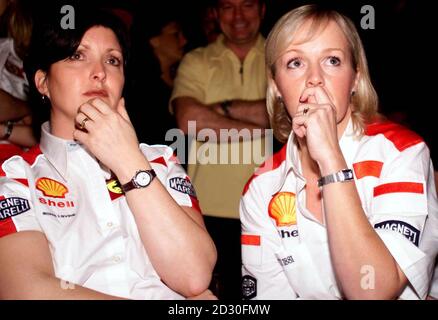 Les fans féminins de Eddie Irvine, pilote de course, regardent le Grand Prix japonais à l'Hôtel Royal de Bangor, en Irlande du Nord.Irvine, de Bangor, qui a terminé troisième, a signé sa carrière avec Ferrari en les aidant à remporter le titre de constructeur.* mais a manqué sur la couronne des pilotes à Mika Hakkinen. Banque D'Images