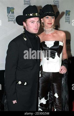 Le chanteur de Boyzone Ronan Keating et son épouse Yvonne aux MTV Europe Music Awards 1999, à The point, Dublin. Banque D'Images