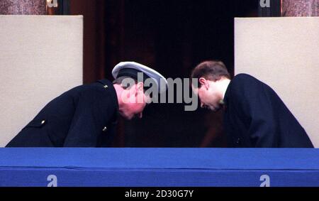 Le commandant Tim Laurence (à gauche) et le comte de Wessex, tournent en rond tandis que la princesse Beatrice, fille du duc et de la duchesse de York, semble s'évanouir, pendant le service du souvenir à Whitehall. Banque D'Images