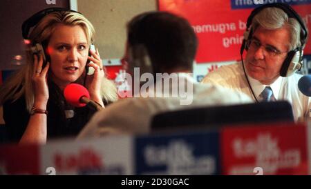 Allison Brown, connue sous le nom de Mme X lors du procès Gary Glitter au tribunal de la Couronne de Bristol, a renoncé à son droit à l'anonymat pour s'exprimer contre la star en disgrâce dans une interview d'une heure avec son attaché de presse Max Clifford (R) sur l'émission de radio-conférence de Derek Hatton. Banque D'Images