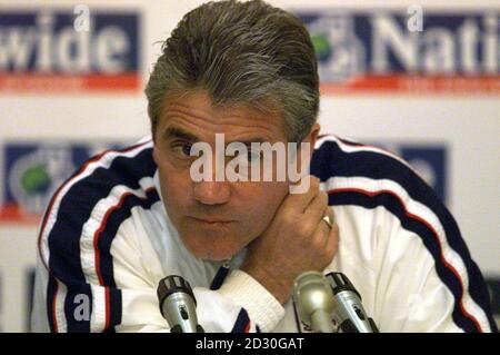 Cette image ne peut être utilisée que dans le contexte d'une fonction éditoriale. Kevin Keegan, le responsable du football d'Angleterre, lors d'une conférence de presse à Burnham Beeches, en avance sur le match de football de deuxième jambe du qualificatif Euro 2000 à Wembley contre l'Ecosse. Banque D'Images