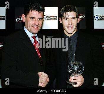 John Gregory (L), directeur de la Villa Aston, félicite Gareth Barry, joueur de la Villa Aston, après avoir reçu le titre de jeune joueur de l'année des Midlands par la football Writers Association à Birmingham.*17/2/00: L'entraîneur d'Angleterre Kevin Keegan a appelé Barry et Steven Gerrard, milieu de terrain de Liverpool, pour la première fois pour l'international de mercredi prochain contre l'Argentine à Wembley. Banque D'Images