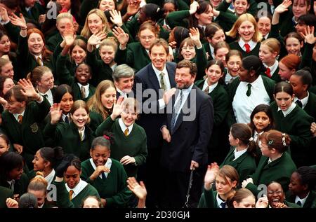 Tony Blair et David Blunkett, secrétaire à l'éducation et à l'emploi, avec des enfants de la Sante Convent School, Highgate, à Londres, ont annoncé une nouvelle initiative des Ecoles d'été visant à encourager les enfants des écoles du centre-ville à aller à l'université. Banque D'Images