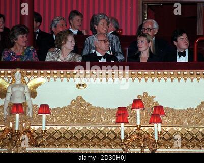 L'ancienne première ministre Baroness Thatcher (2e à gauche) est assise avec son mari Denis et Ffion Hague (2e à droite), épouse de l'actuel chef Tory William Hague (non représenté) à l'ouverture du Royal Opera House à Covent Garden à Londres. Banque D'Images