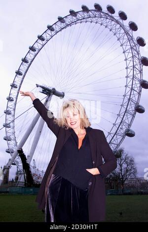 L'actrice Joanna Lumley pose devant le London Eye de British Airways sur la South Bank de Londres, alors que les premiers billets pour le The Eye sont en vente au public.Les billets peuvent maintenant être réservés pour l'année 2000 et sont facturés 7.45 pour les adultes et 4.95 pour les enfants. Banque D'Images