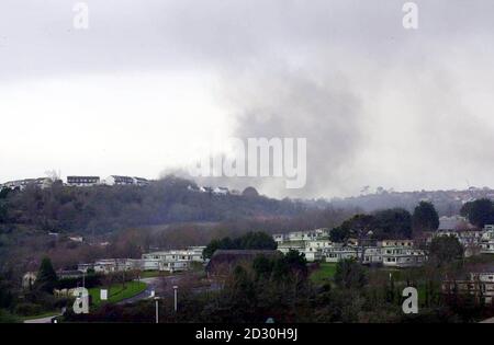 Plus de 400 personnes ont été évacuées de leur maison après un énorme incendie qui a éclaté dans une usine de plastique voisine de Wilton Bradley. * Devon et la police de Cornwall disent que la décision d'évacuer une partie du domaine de Kingsway, à Paignton, Devon, a été prise après que l'incendie ait commencé à dégager des vapeurs toxiques. Banque D'Images