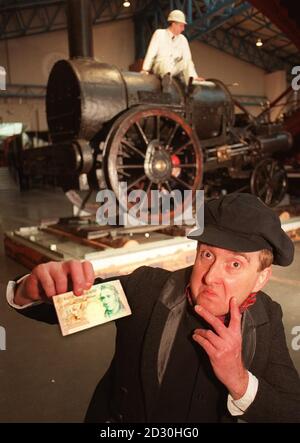 L'acteur Chris Ford en costume d'époque détient une note de 5 alors que les premiers conseillers en locomotive John Glithero examine la fusée Stephenson originale au Musée national des chemins de fer de York. Les nouvelles preuves qui révèlent la plupart des images modernes du moteur sont inexactes. * les consultants ont pieced ensemble de nouvelles preuves détaillées contestant la pensée passée sur la célèbre locomotive à vapeur. Ils révèlent que la plupart des images modernes du célèbre moteur sont en fait fausses - y compris le dessin sur la note actuelle de 5. Banque D'Images