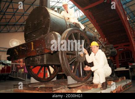 Les premiers conseillers en locomotive, John Glithero et Michael Bailey (R) examinent la fusée Stephenson originale au Musée national des chemins de fer de York. Les consultants ont révélé de nouvelles preuves contestant la pensée passée sur la célèbre locomotive à vapeur. *ils révèlent que la plupart des images modernes du célèbre moteur sont en fait fausses - y compris le dessin sur la note actuelle de 5. Banque D'Images