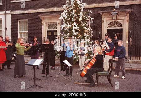 Les étudiants de Plymouth accompagnent le député travailliste à l'extérieur de la rue Downing, à Londres, dans un chœur de chants de Noël. Banque D'Images