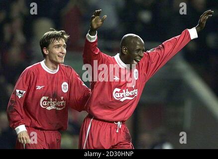 Titi Camara (R) de Liverpool célèbre son but avec Vladimir Smicer après avoir obtenu son score contre Coventry City lors de son match de Premiership FA à Anfield.Score final Liverpool 2 Coventry 0. Banque D'Images