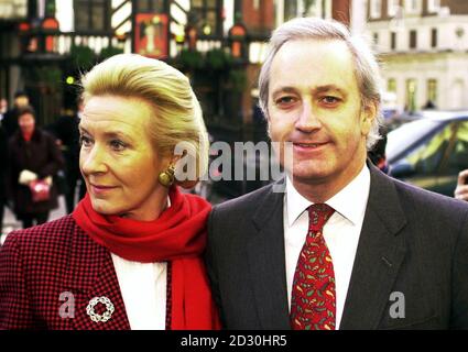 L'ancien député conservateur Neil Hamilton et sa femme Christine arrivent à la High court, dans le centre de Londres, dans l'argent pour les questions qui continue à diffbel action contre le patron de Harrods Mohammed Al Fayed qui entre dans sa phase finale. *160503*aujourd'hui, le vendredi 16 mai 2003, Nadine Milroy-Sloan, 29 ans, de Grimsby, Lincolnshire, a été condamnée pour deux chefs d'accusation d'avoir perverti le cours de la justice relativement à des allégations selon lesquelles elle avait faussement affirmé avoir été violée et agressée sexuellement par l'ancien député conservateur Neil Hamilton et sa femme Christine. Banque D'Images