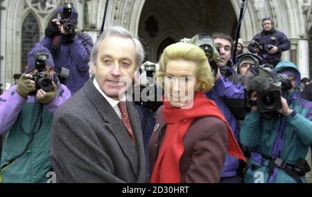 L'ancien député conservateur de Tatton, Neil Hamilton et sa femme Christine arrivent à la High court de Londres. Le jury du procès en diffamation contre le patron de Harrods Mohammed Al Fayed, au cours de l'affaire Cash for questions, reprend ses délibérations. Banque D'Images