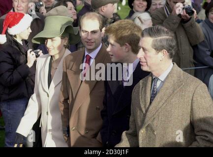 Le comte (2e à gauche) et la comtesse de Wessex avec le prince Harry (2e à droite) et le prince de Galles arrivant à l'église paroissiale de Sandringham pour leur service traditionnel le jour de Noël.* la reine et la reine mère de 99 ans mèneront les Royals en adoration à l'église Sainte-Marie-Madeleine, dans le domaine de la succession royale de Norfolk. Banque D'Images