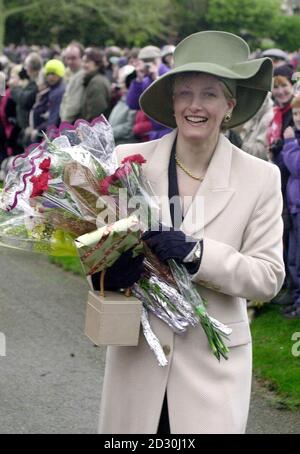 La comtesse de Wessex fréquente l'église paroissiale de Sandringham pour le service traditionnel du jour de Noël. La reine et la reine mère, âgée de 99 ans, conduiront les Royals en adoration à l'église Sainte-Marie-Madeleine, dans le domaine du domaine royal de Norfolk. Banque D'Images