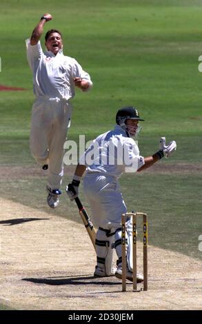 Le woller d'Angleterre Darren Gough célèbre le cricket de Mark Boucher, mais l'arbitre ne donne pas la décision, au cours du troisième jour du 4e Test au terrain de cricket de Newlands, au Cap, en Afrique du Sud. Banque D'Images