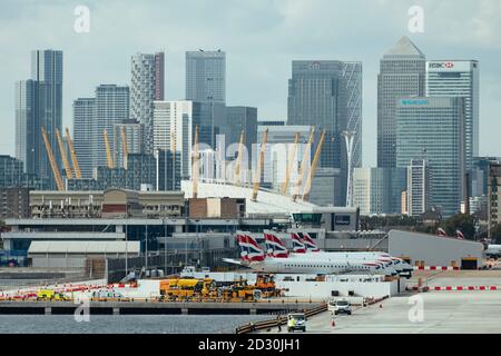 Vue sur les aéroports de London City avec la région des quais de O2 et Canary Wharf de Londres en arrière-plan, Londres, Angleterre Banque D'Images