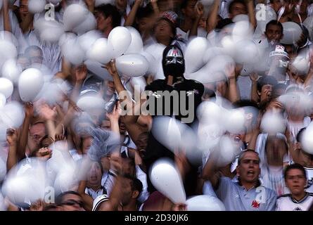 Les fans de Vasco Da Gama fêtent après que Romario ait donné à leurs côtés une avance de deux buts contre Manchester United, lors de leur match de football de championnat du monde de club au stade Maracana, Rio de Janeiro, Brésil. Banque D'Images