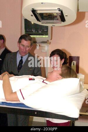 HRH Prince of Wales assister à une démonstration du simulateur avec des membres du personnel. Le scanner simule le traitement par radiothérapie et permet aux radiographes de planifier la meilleure technique de traitement pour chaque patient. * ...pendant leur séjour à l'hôpital. HRH a ouvert le département d'oncologie de Gloucestershire, à l'hôpital général de Cheltenham. Banque D'Images